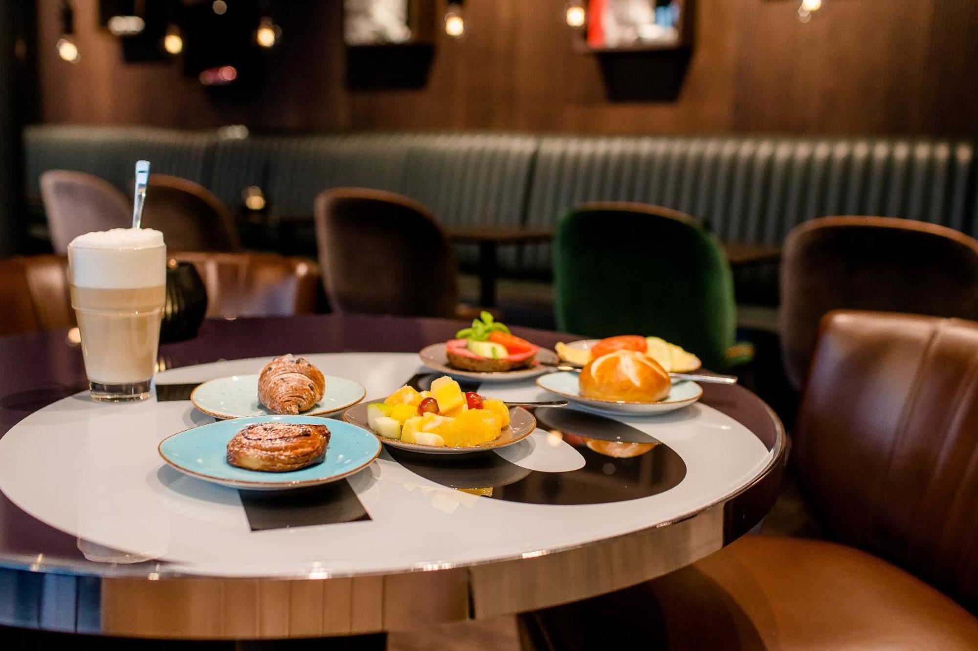 Motel One Frankfurt-Eastside Франкфурт на Майн Екстериор снимка